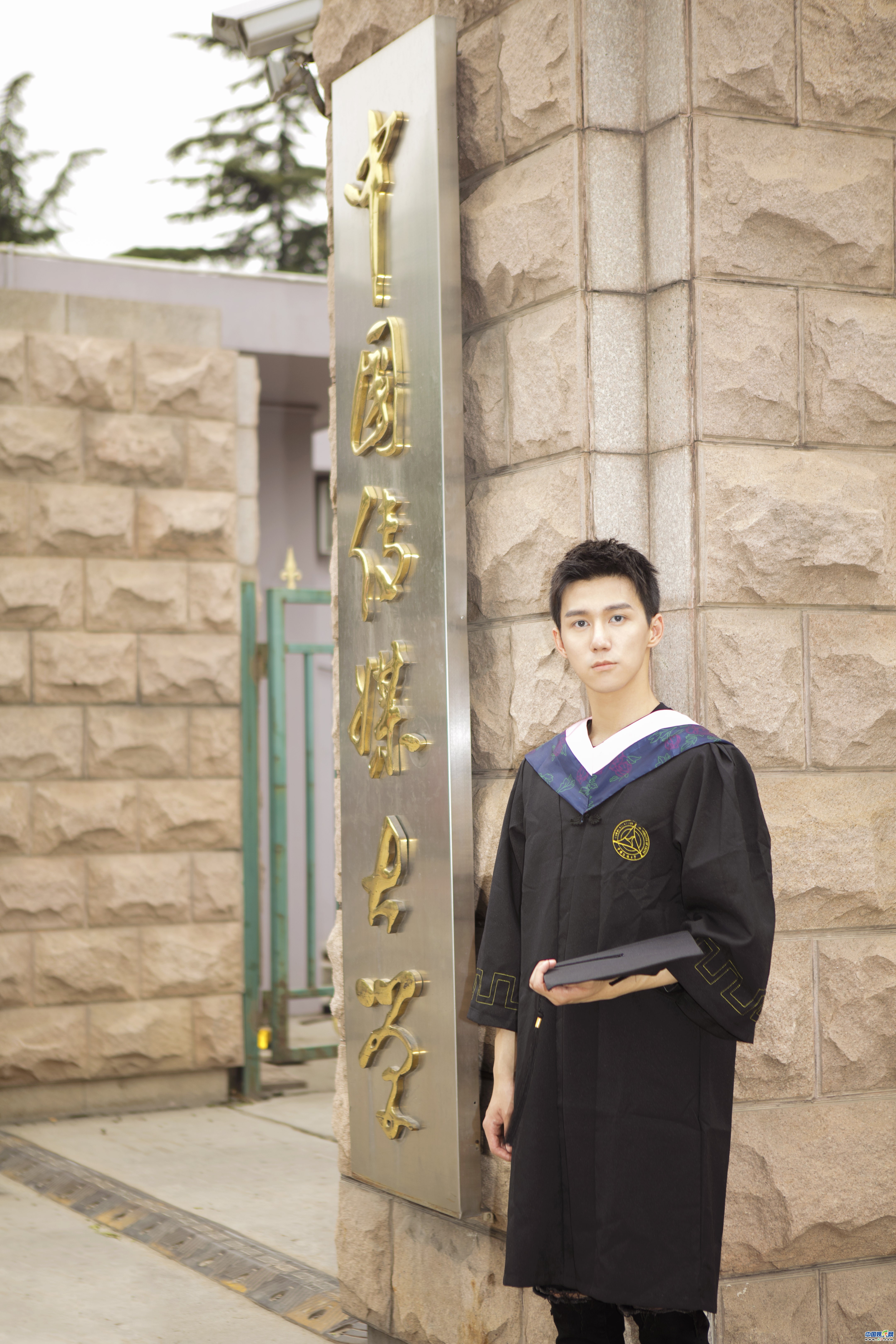 中传校草王一哲现身毕业典礼 网友大赞青春气息逼人