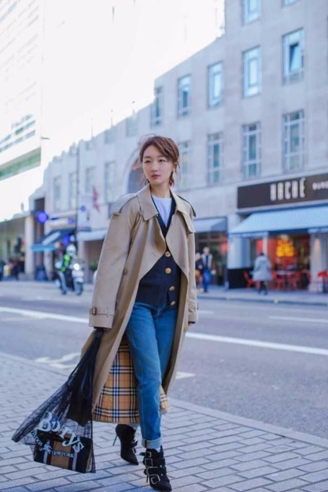 周冬雨运动裤配格子衫尽显小短腿,网友:造型师