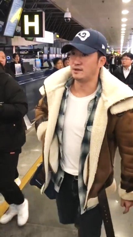 吴京机场怒斥跟拍者:你们这样真不好 撞到小孩怎么办?(图6)
