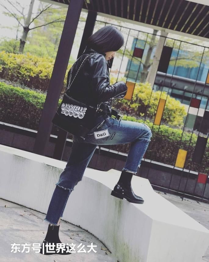 耍酷真是拼,牛仔裤筒都是缝上去的,网友:杨幂都