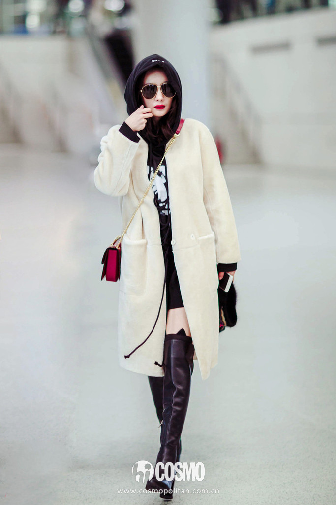 杨幂不止一次穿了这样的搭配,还有这套,用一件白色大衣内搭一件卫衣裙