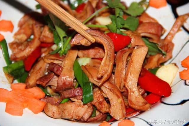 年底公司领导亲自下厨,做了一桌子好菜招待员