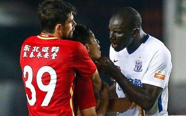 无独有偶!中超赛场种族歧视有先例,足协处罚