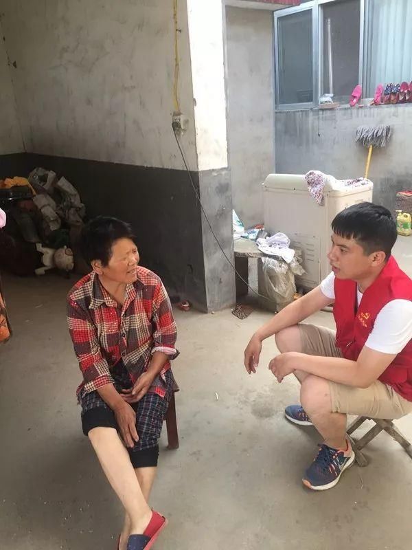 红花镇开展金晖助老话夕阳志愿服务活动