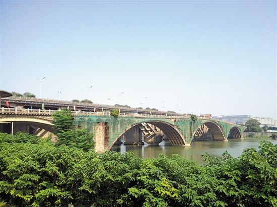 航拍广东佛山旧澜石大桥主拱爆破拆除瞬间