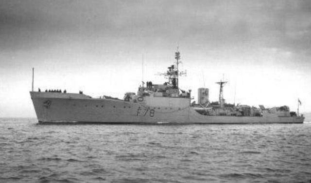 1200吨护卫舰沉没,潜艇躲过156枚深水炸弹,摆