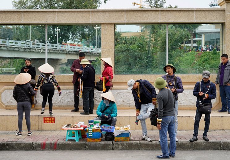 实拍中越边境:中国人一出门,越南人就围了上来