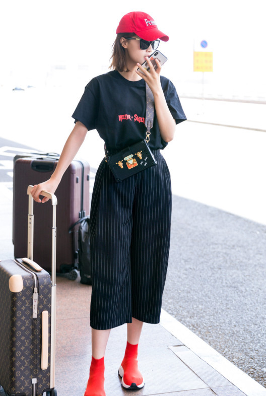 蓝盈莹穿挖肩装太美了!真的好久不见,这一见就