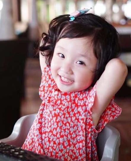 张丹峰洪欣女儿彤彤长大了,五官长得超精致!