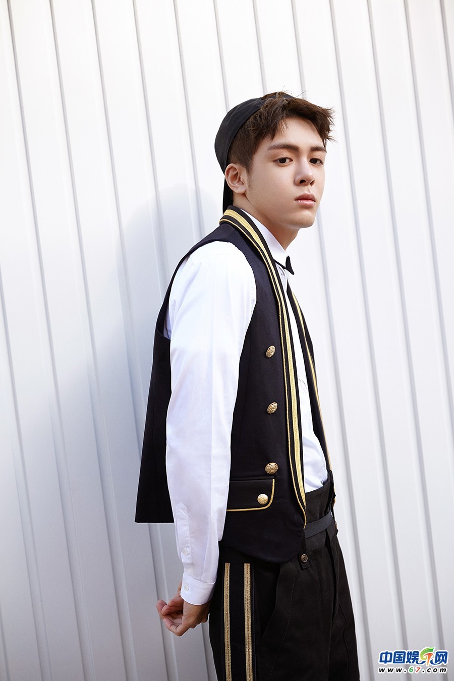 曾舜晞写真游走欧洲街头 英伦少年轻熟绅士风