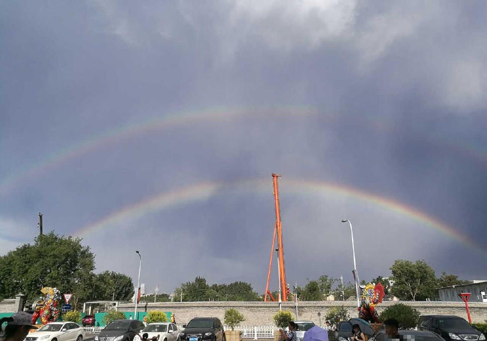 北京雷阵雨后再现罕见"双彩虹"