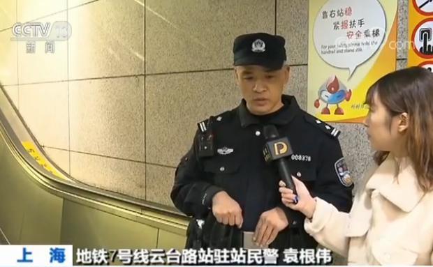 九旬老人乘扶梯摔倒 路人反应迅速及时救助帮其脱险 九旬老人乘扶梯摔倒 路人反应迅速及时救助帮其脱险