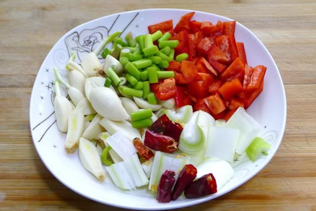 楮桃树上像桑葚一样的毛毛虫你吃过吗?别说