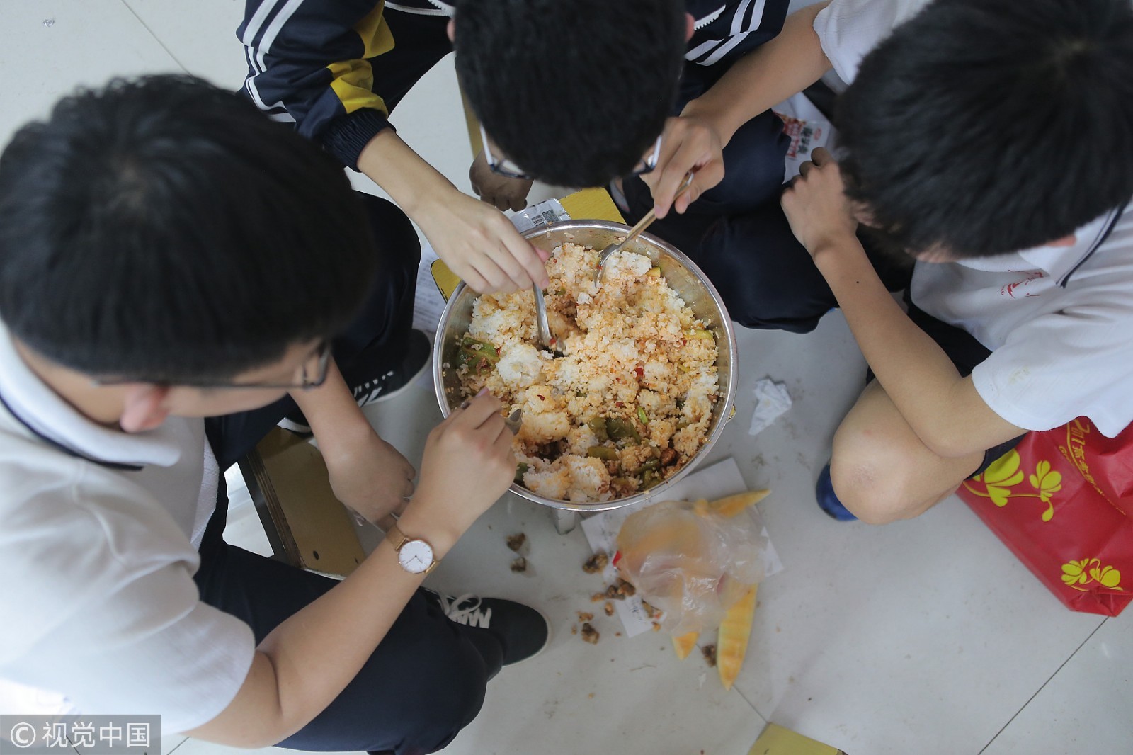 河北衡水二中几名高三学生在教室内聚在一起吃午饭，他们每顿饭轮流去排队买饭，这样其他人可以多学一会儿。