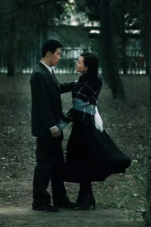 在国产电视剧中,能体现导演作者风格的尚有不少,但如此执着于对氛围