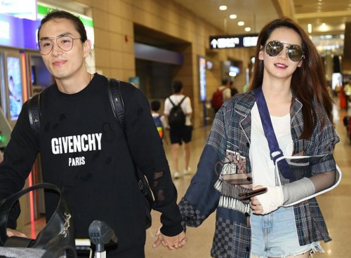 戚薇老公甜蜜牵手 戚哥绑绷带当甩手掌柜依旧美