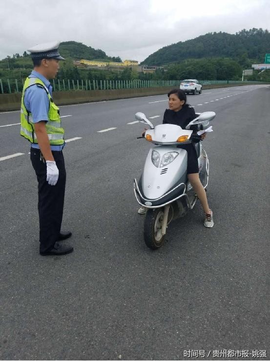 女子骑车高速逆行狂奔交警苦追10公里拦下