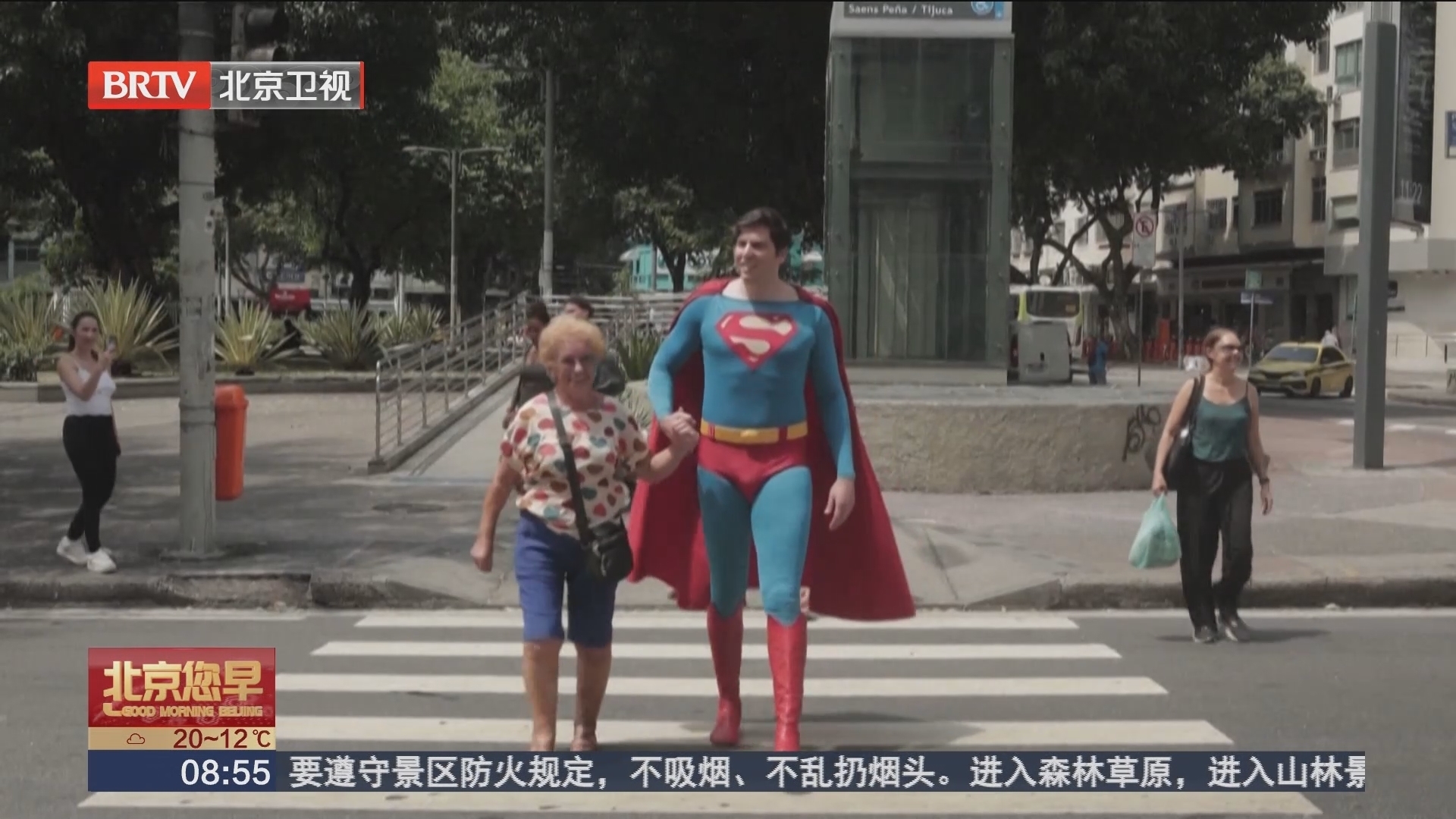 长相酷似超人扮演者走红网络 巴西男子扮超人做慈善_北京时间
