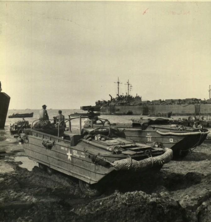 大量美军正在登陆，不远的密林处可能还有日军狙击手。