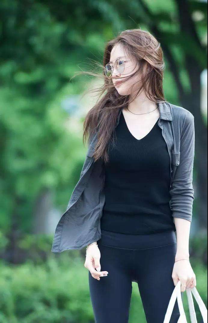 街拍:气质美女穿着紧身裤,彰显完美好身材