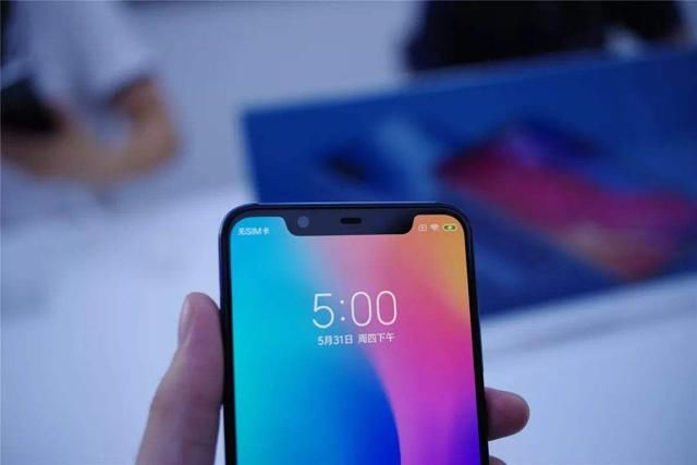 618当天小米8预约量高达166万,好评度98%名