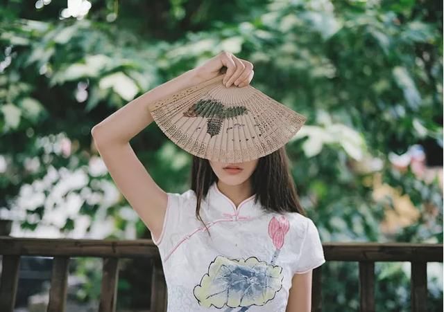 文字是月光染香的花瓣,你可喜欢,在我的诗句里