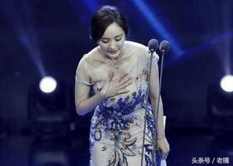 杨幂胸太大所以经常捂住胸口?答案在图里