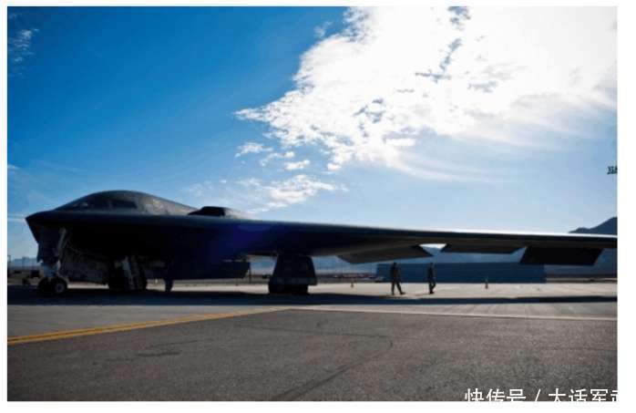 俄罗斯最新战略轰炸机亮相, 配备超高音速导弹