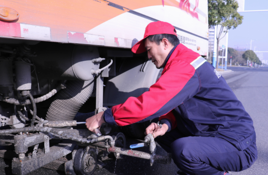 一身汗水换来一片清洁 扫马路扫出一个“全国最美环卫人” 一身汗水换来一片清洁 扫马路扫出一个“全国最美环卫人”