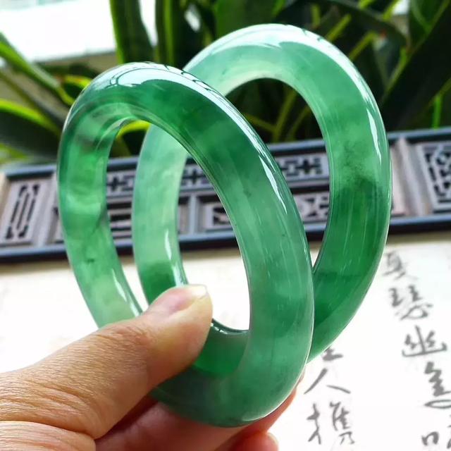 女人戴翡翠好还是和田玉好