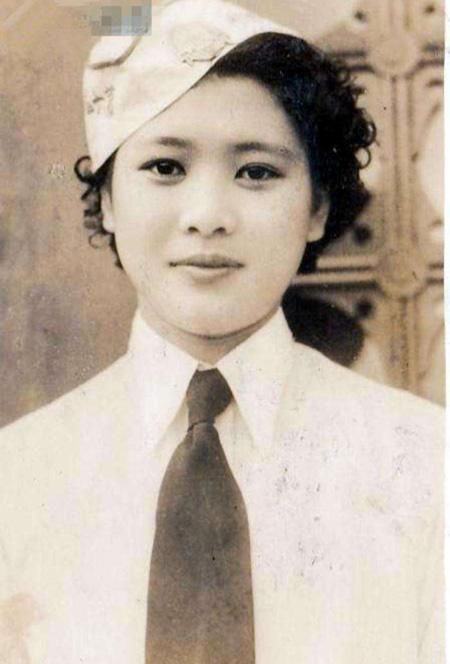 她与1937年与号称"北国第一骑师"的陶伯龄结婚.