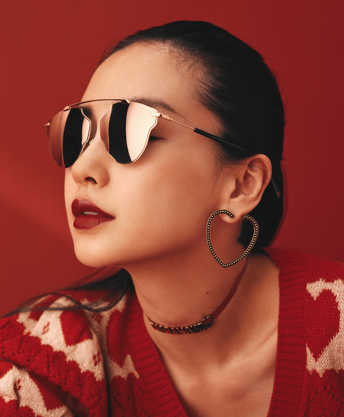 近日，Angelababy拍摄的一组七夕情人节大片曝光。镜头里的Angelababy身着红色桃心毛衣短衫，魅力红唇引人注目，既雅致又摩登，完美示范当代女性的流行风尚。