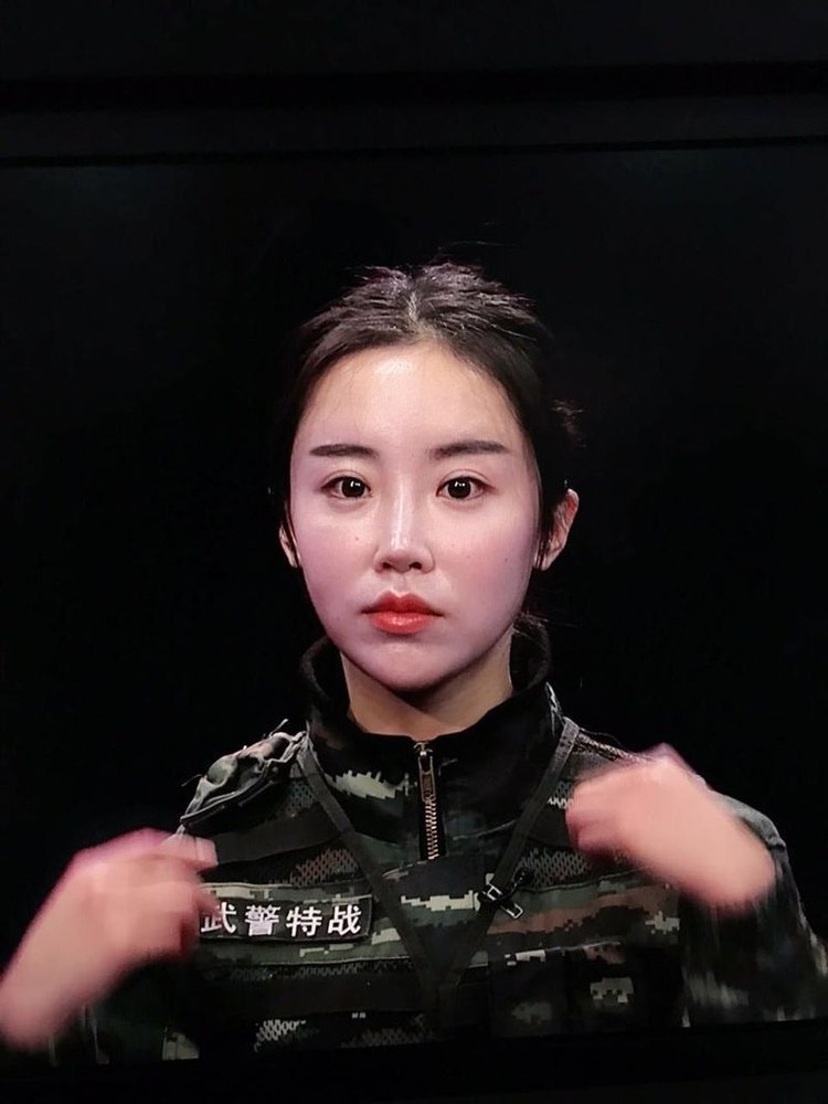 组图:重庆武警美女上尉爆红 颜值秒杀韩国女团
