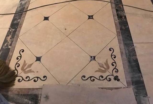 因为波打线的种类很多,像这种水刀波打线纹路就十分的好看,还带有很多