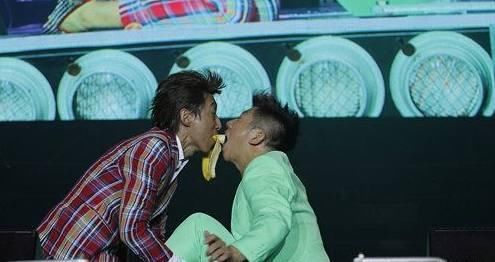 明星嘴对嘴游戏:郑恺baby够开放,车晓用嘴递食