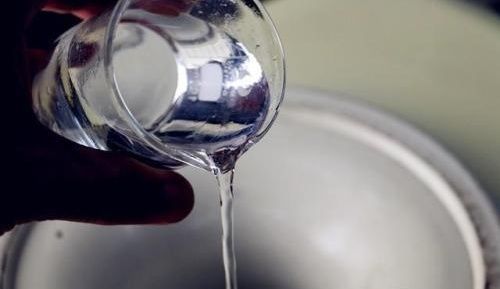 生姜加醋真能抚平眼袋?不过要再加一物,有眼袋