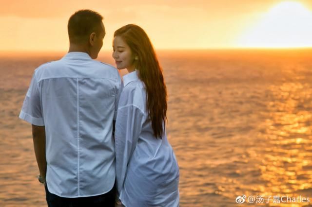 汤臣一品老板公布恋情 和对方相差10岁 网友:新