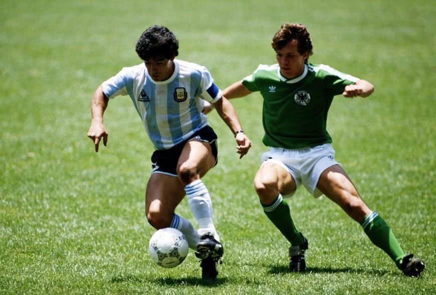 1986世界杯马拉多纳是什么地位?他什么举动令