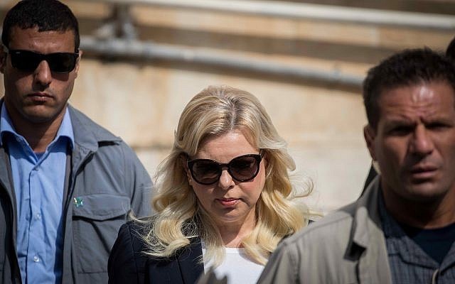 以色列总理夫人因公款叫外卖首次受审