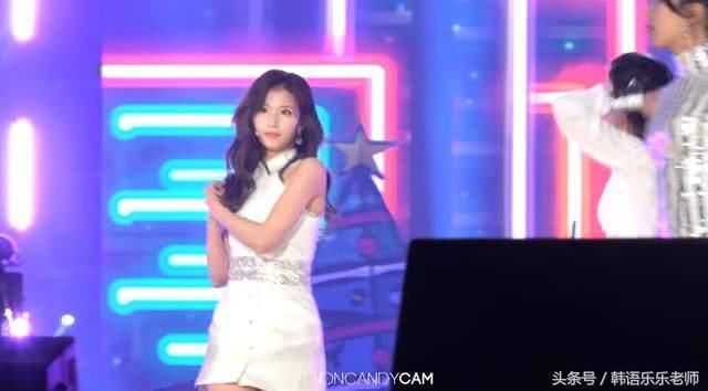 韩女团twice超镇定演出表演到一半内衣肩带弹