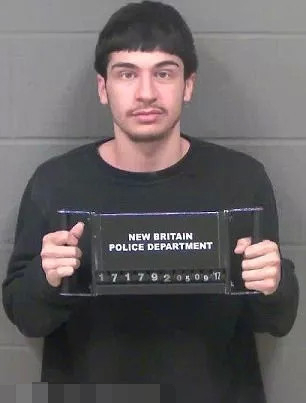 妈妈说:孩子,记得戴套!之后他与7兄弟囚禁糟蹋14岁的少女! 妈妈说:孩子,记得戴套!之后他与7兄弟囚禁糟蹋14岁的少女!