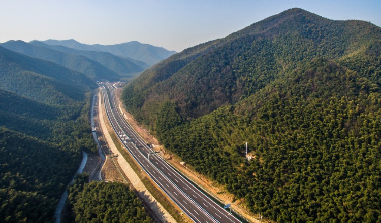 长兴:打通浙北新通道 杭长高速通车