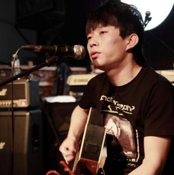 曾连快男十强都没进,却凭《成都》爆火,如今已