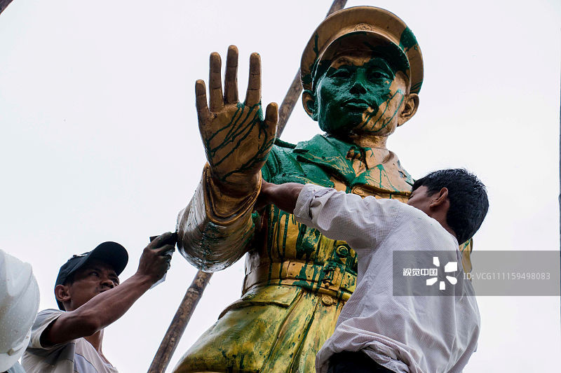 当地时间2018年7月23日，缅甸密支那，“缅甸独立之父”昂山将军的一座雕像被泼油漆。