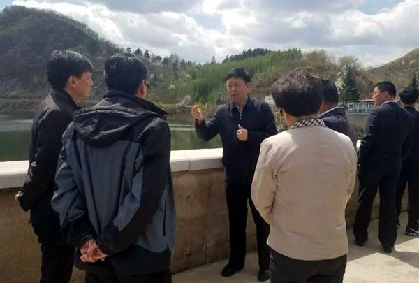 省水利厅副厅长陈景才到抚顺县救兵镇视察河道