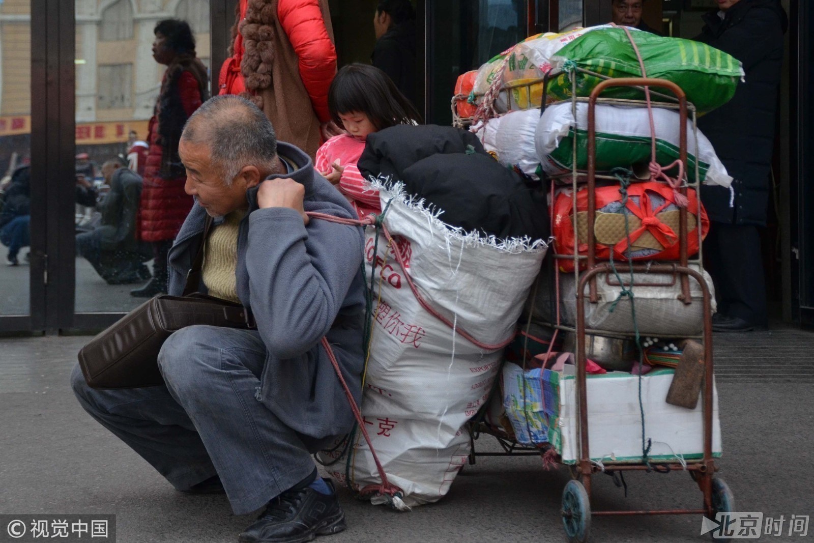 老人背200多斤年货与家人团聚 辗转千里换了3趟车
