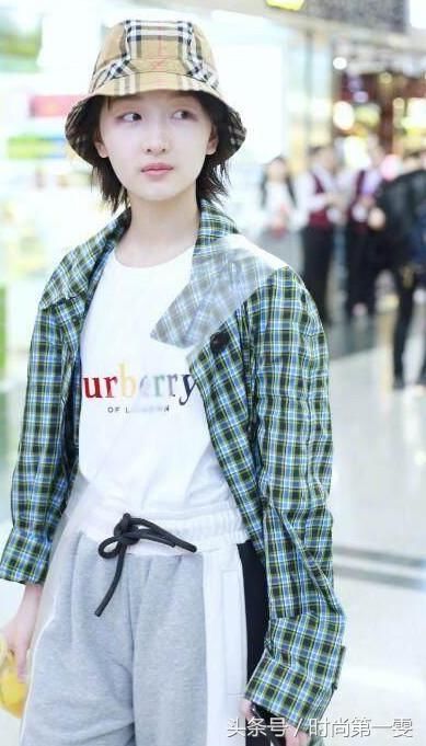 周冬雨胆真大!长外套配宽松运动裤 网友:一般人