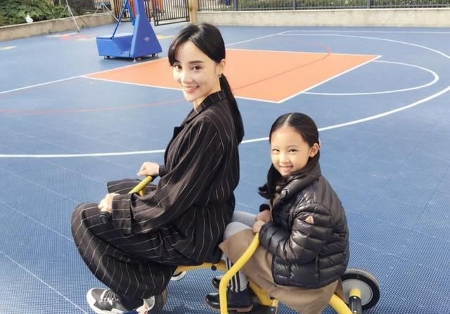 7岁张婉儿撞脸甜馨,不仅和李小璐像母女,还被