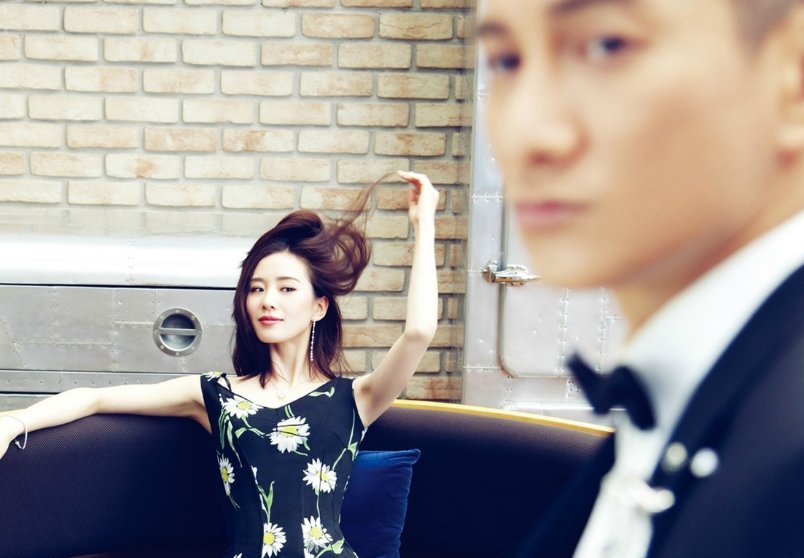 刘诗诗手扶大肚孕相十足,吴奇隆大方承认是男