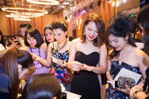 同学聚会,穿着普通无人理,去趟前台后,大家都争